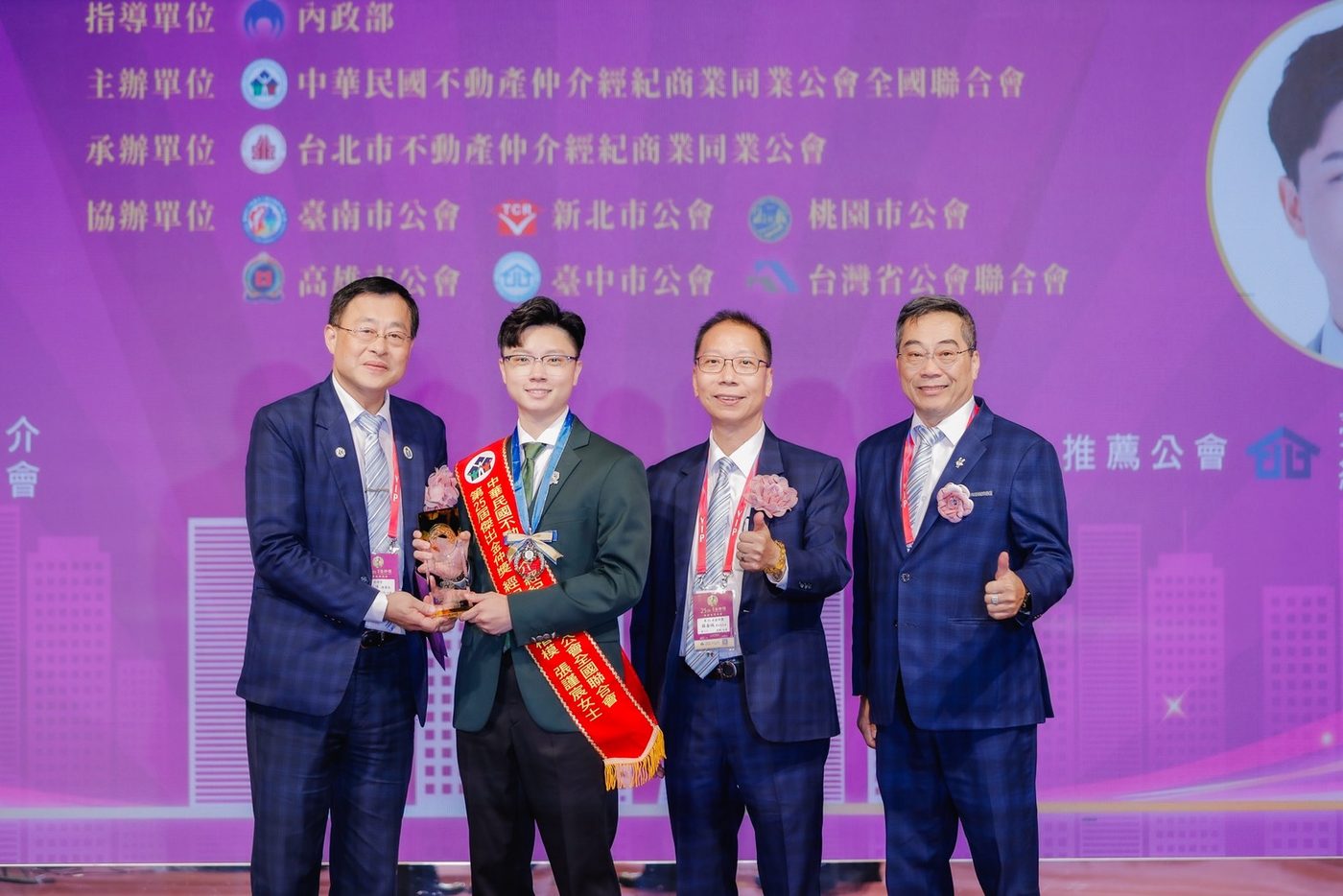 張謹宸於第25屆傑出金仲獎頒獎典禮上台領取評審團大獎